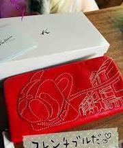 キタムラの赤い長財布、表にフレンチブルドッグの画像