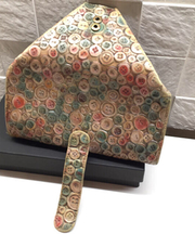 ゴールド色ベースに洋服のボタン柄　長財布　通りもんのお菓子の画像