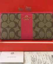 コーチの長財布 ピンクの柄あり 皮の画像