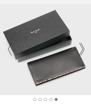 黒い革製の長財布の画像