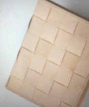 茶色の2つ折り財布 BREE 網目のデザインの画像