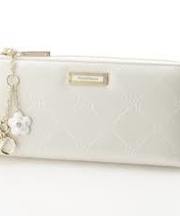 ピンキーアンドダイアンの白い長財布の画像