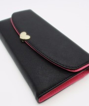 黒の長財布で中の色がピンクの画像