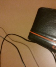 黒い革製の二つ折り財布の画像