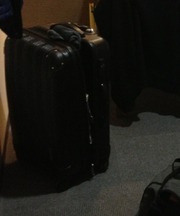 黒いスーツケースの画像