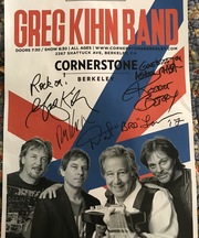 ポスター 巻いてあり色は白色 両サイドに白い輪ゴムをかけていますの画像