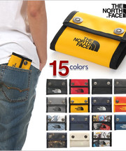 青いノースフェイスの折り財布の画像