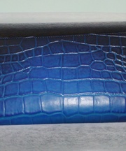 青色のワニ柄長財布の画像
