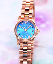 青い盤の女性用腕時計の画像