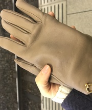 金の金具とファーがついた革の茶色い手袋の画像