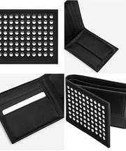 丸スタッズが付いた黒の財布の画像