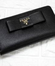 黒いPRADAのリボン付き長財布の画像