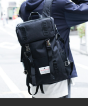 黒色のマキャベリックのリュックの画像