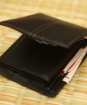 黒い2つ折りの財布の画像