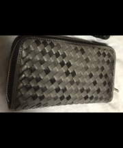 黒い革製の長財布の画像