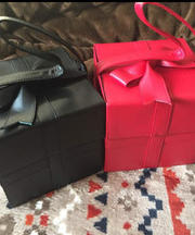 黒いプレゼントボックスのような鞄の画像