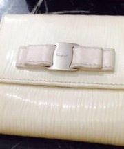 フェラガモ ベージュ 財布の画像