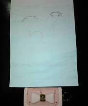 ピンクのキーケース中には鍵が3本左側にはなっちゃんママのシールが貼ってあります。の画像