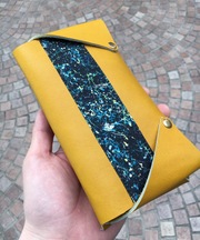 黄色の革財布の画像