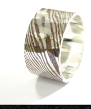 シルバーのリングの画像