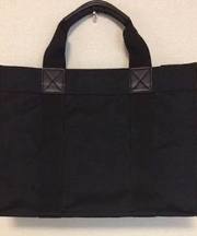 黒い布製の手提げカバンで、中にパソコン等が入っています。の画像