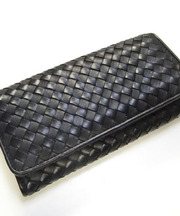 茶色い　合皮の　編み財布の画像