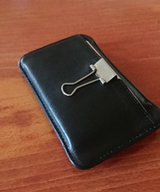 黒 革製 カードケース型財布の画像