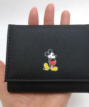 ミッキーの黒い三つ折財布の画像
