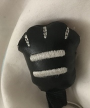 布製黒猫の顔のキーホルダー付きロッカー用鍵の画像