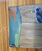 長財布で木製で緑色で迷彩柄です。この写メは小銭入れの方です。でも色はこのままですの画像