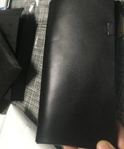 黒い革製の長財布の画像