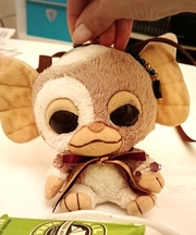 ギズモのぬいぐるみ(ピンクの巾着袋)の画像