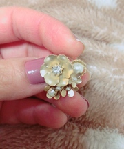 金色のイヤリングの画像