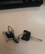 黒い取っ手の小さい鍵の画像