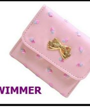 SWIMMERのピンクに赤いイチゴ柄の三つ折り財布の画像