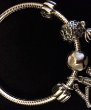 シルバーのブレスレットの画像