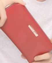 赤色の長財布の画像