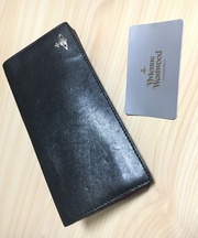 viviennewestwood の黒の長財布の画像