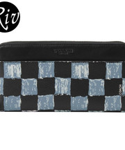 黒い革製の長財布の画像