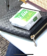 黒い革財布 金色ファスナーの画像