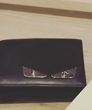 二つ折り黒の財布の画像