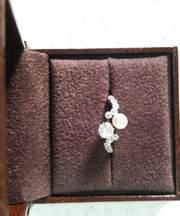 石つきの指輪の画像