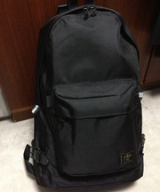 黒のリュックとiPhone5の画像