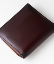 茶色の折りたたみ式の財布の画像