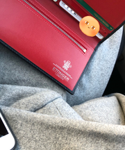 黒い長財布、中の色は赤。在留カードと免許証が入っている。の画像