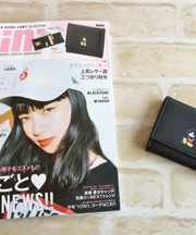 ミッキーのロゴがついた黒の三つ折り財布の画像