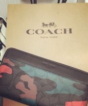 coach の長財布 赤、緑などの色柄の画像