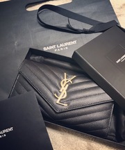 Yves Saint Laurentの黒の長財布の画像