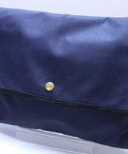 ネイビーのクラッチバッグ、中身は黒い長財布等の画像