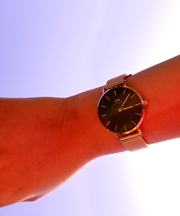 腕時計、金色ベルト、文字盤黒、Daniel Wellingtonの画像